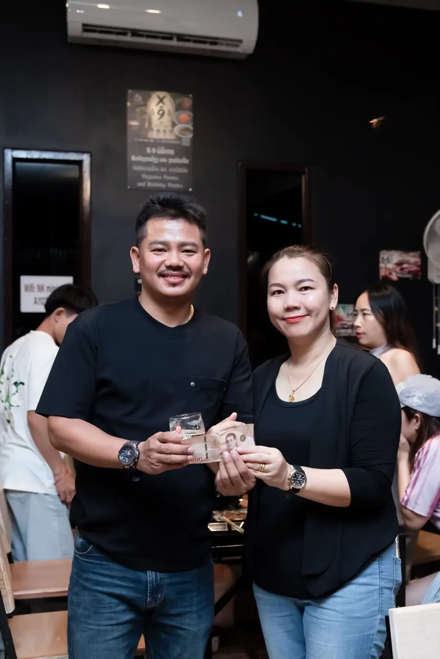 ແຂກຮ່ວມງານລ້ຽງທີ່ຮ້ານ X-9